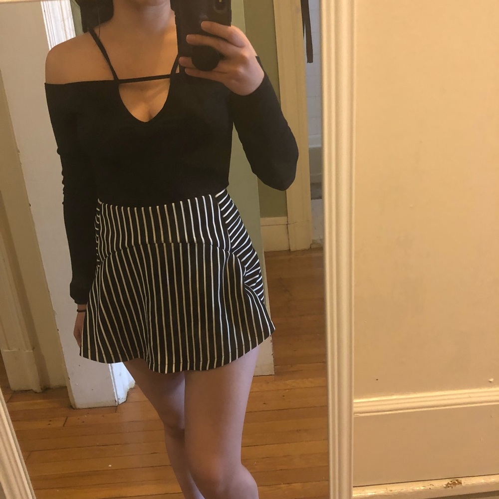 LF Emma & Sam black v neck cutout Top Sz XS